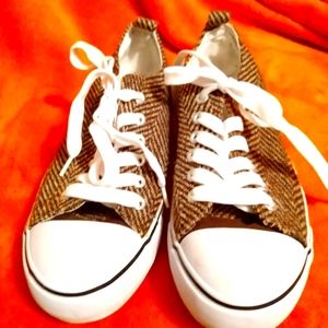 Womens Size 7 twisted sneakers